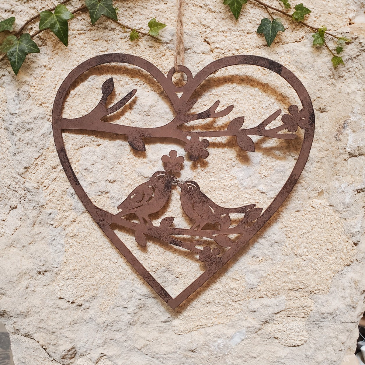 Cœur en acier Corten avec oiseaux et branche fleurie, décoration en métal rouillé esprit campagne et nature.