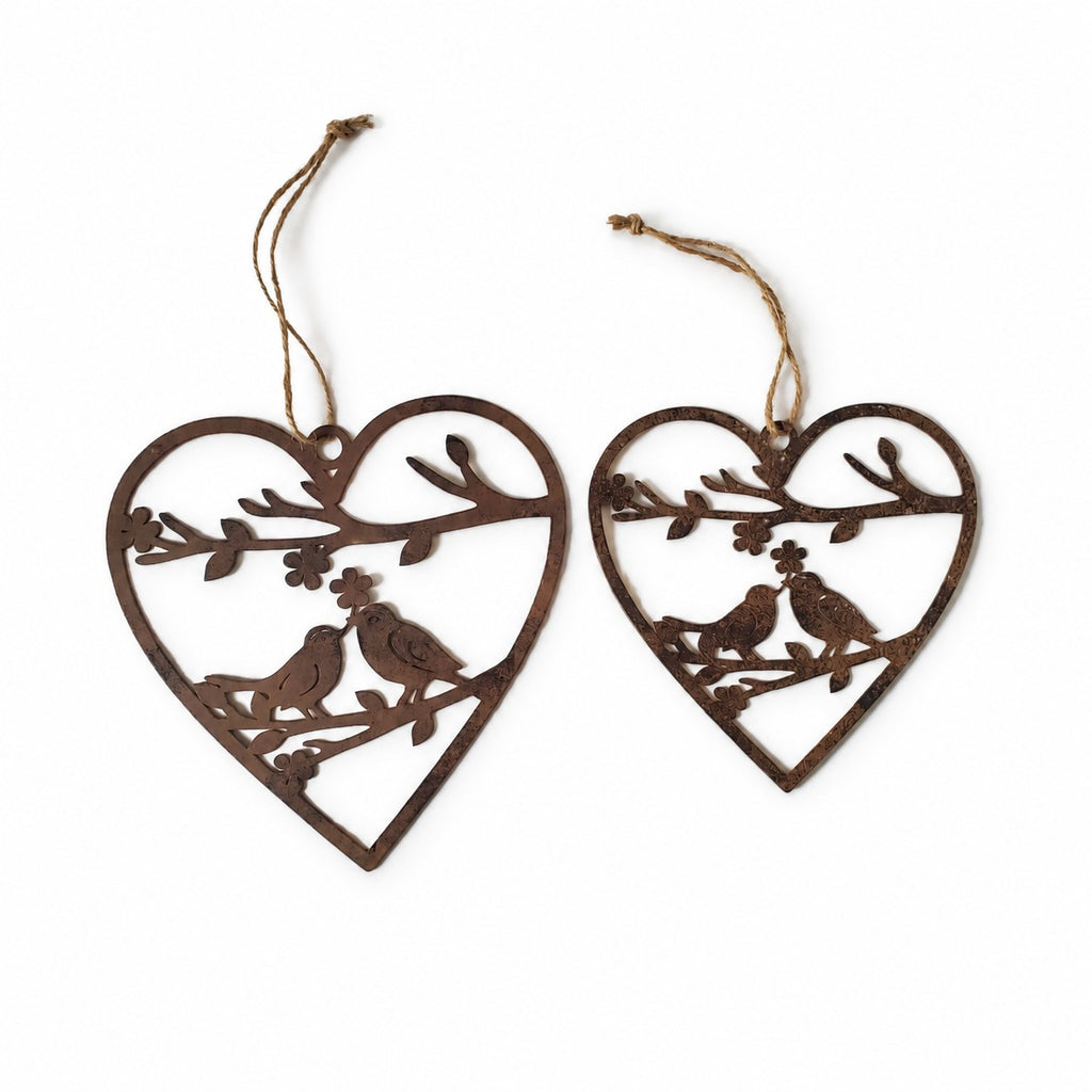 Duo de cœurs en acier Corten avec oiseaux sur branche, décoration campagne chic à suspendre.