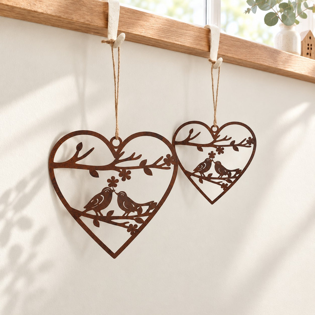 Cœurs décoratifs en métal Corten avec oiseaux et fleurs, décoration chaleureuse pour maison et jardin.