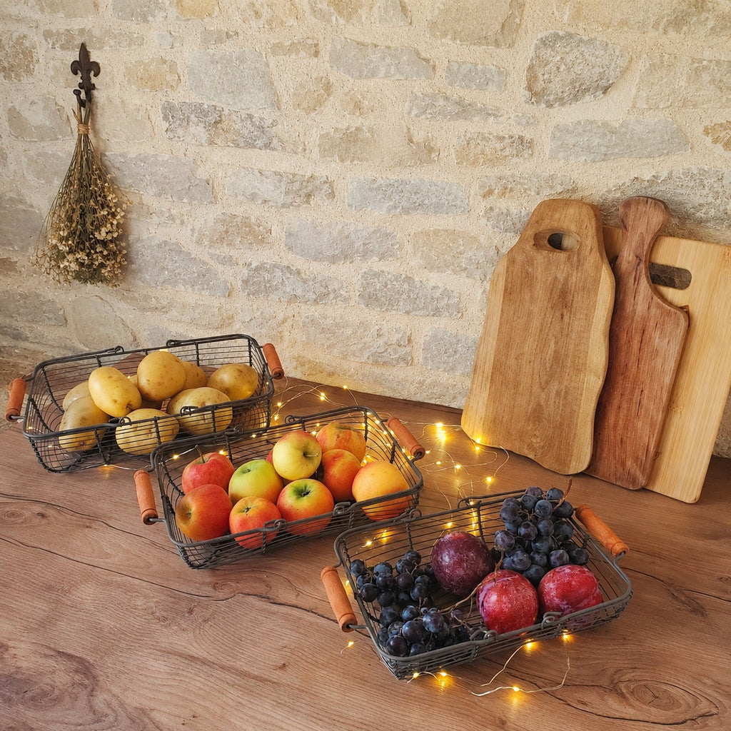 Ensemble de corbeilles et paniers de rangement en métal et bois pour la cuisine, le linge et l'organisation de la maison.