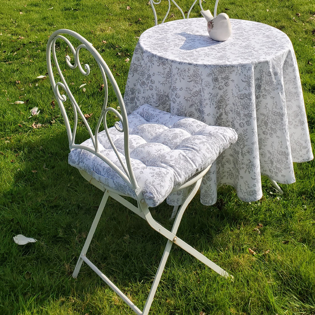 Coussin d’assise blanc et gris pour terrasse ou salon de jardin campagne chic