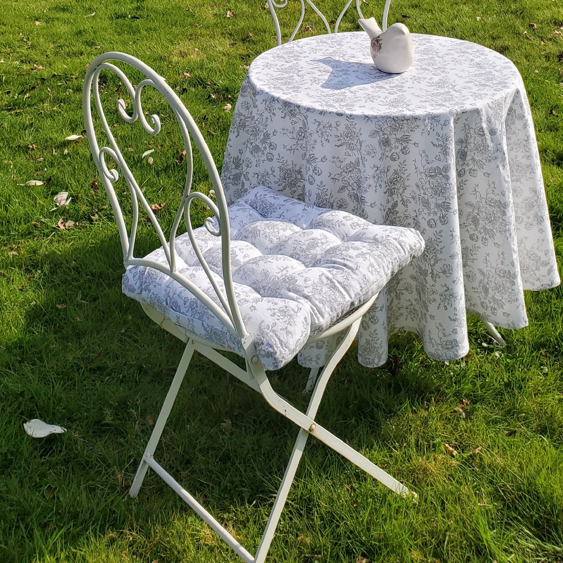 Coussin d’assise blanc et gris pour terrasse ou salon de jardin campagne chic