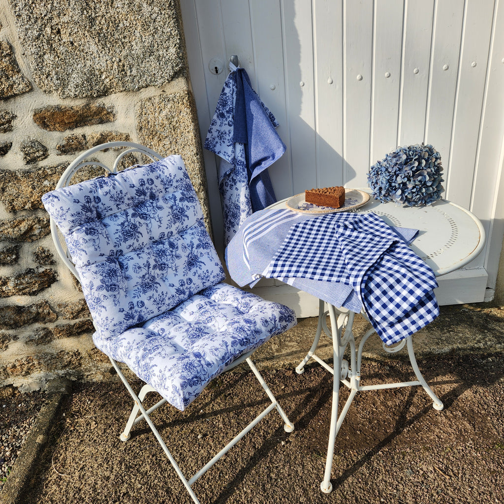 Coussin de banquette blanc et bleu pour décoration maison de charme campagne chic