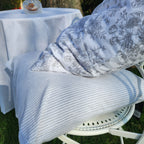 Coussin rayé gris clair et blanc style shabby chic pour décoration maison de caractère