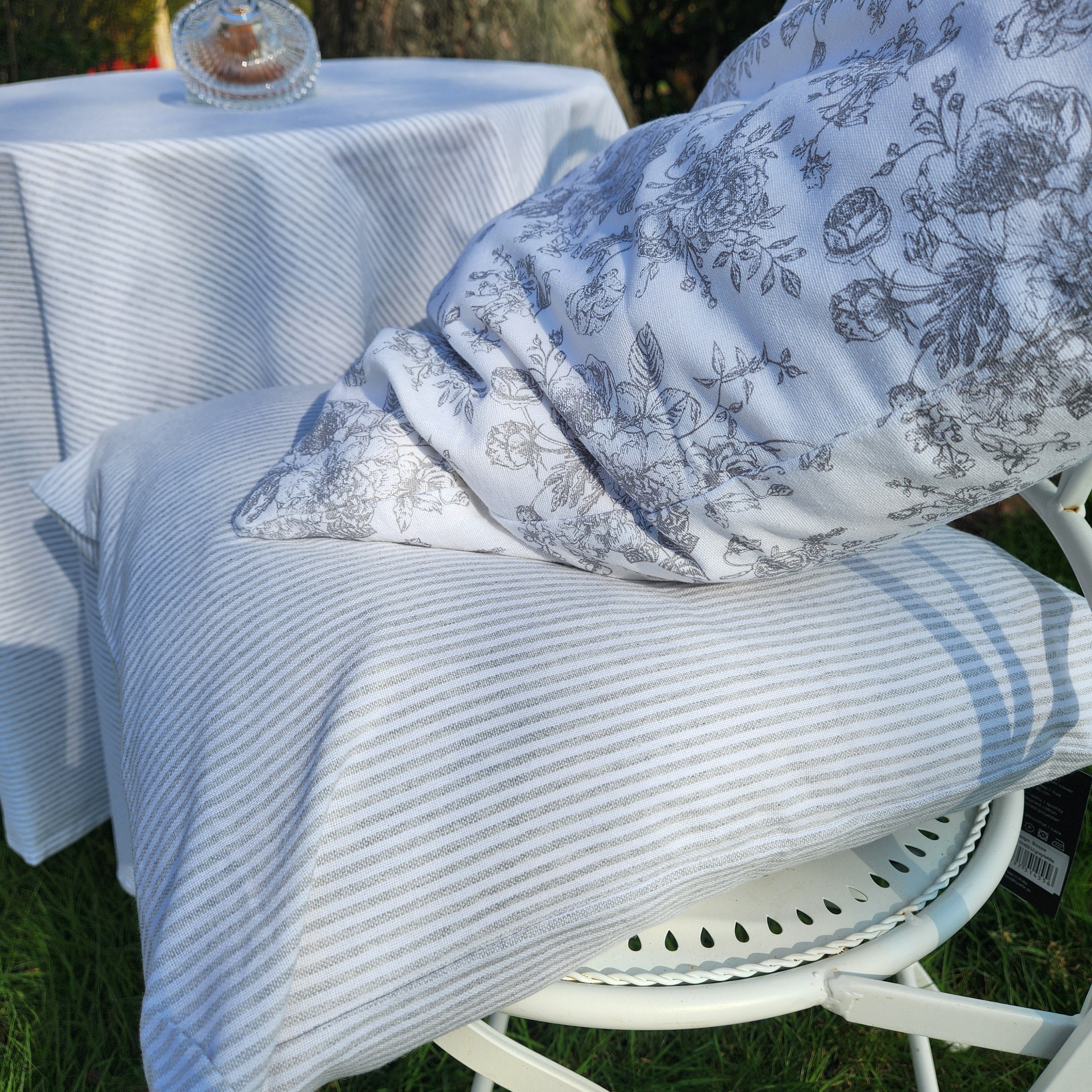 Coussin rayé gris clair et blanc style shabby chic pour décoration maison de caractère