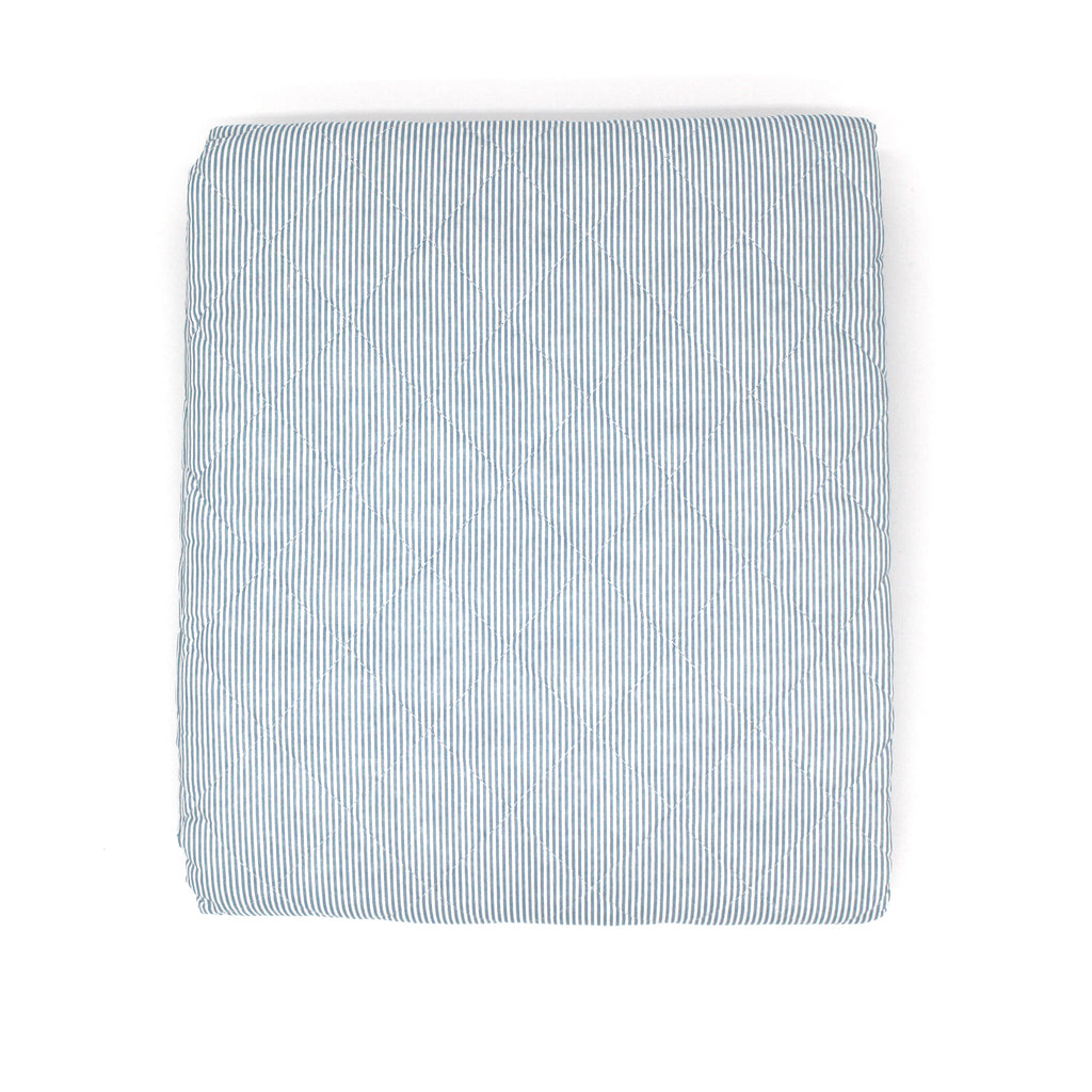 Magnifique couverture piquée à fines rayures bleues - Décoration campagne chic et maison de famille  - Chic Antique - Maison Ysance