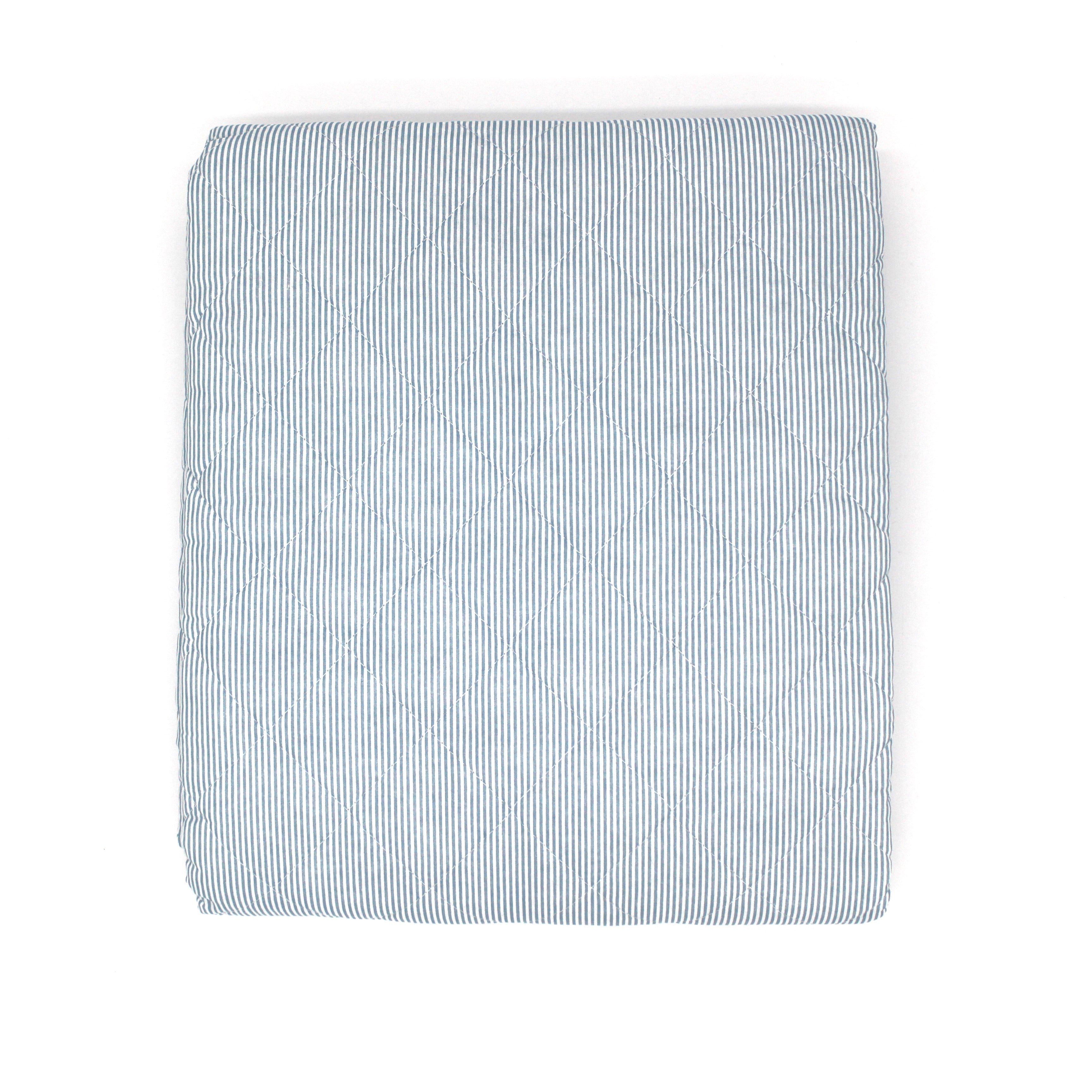 Magnifique couverture piquée à fines rayures bleues - Décoration campagne chic et maison de famille  - Chic Antique - Maison Ysance