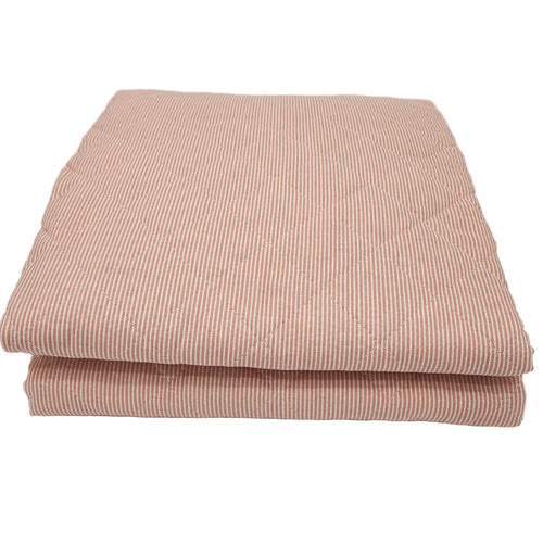 Couverture piquée à fines rayures roses