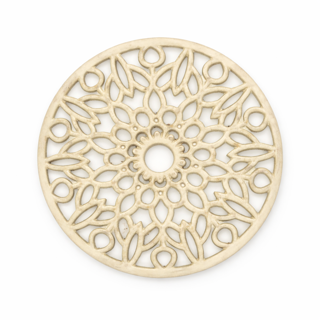 joli dessous de table en fonte rosace blanc - esprit campagne-chic et maison de famille - Comptoir de Famille - Maison Ysance