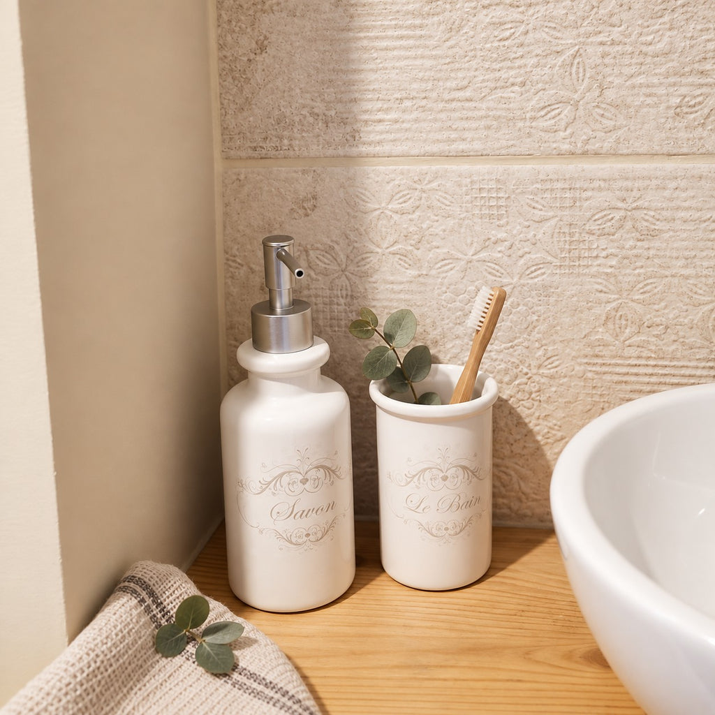 Distributeur à savon liquide en céramique blanche décoré de fleurs grises, esprit campagne chic pour salle de bains.