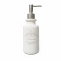Distributeur à savon en céramique blanche avec inscription élégante « Savon », style maison de charme et décoration raffinée.