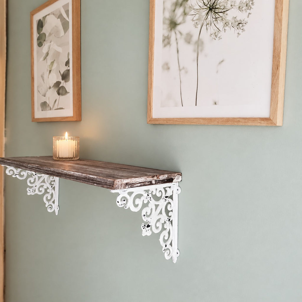 Étagère murale en bois et métal blanc ornée de volutes style campagne chic