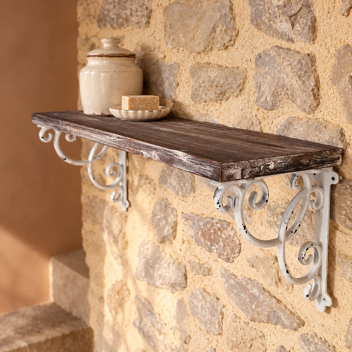 Etagère en bois patiné et équerre en métal shabby chic
