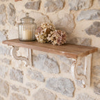 Étagère murale en bois naturel patiné avec supports blancs style shabby chic
