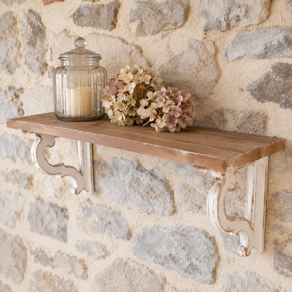 Étagère murale en bois naturel patiné avec supports blancs style shabby chic