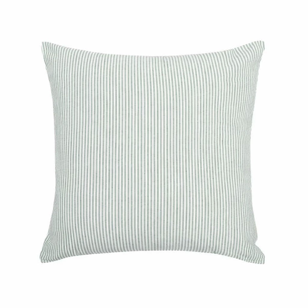 Housse de coussin rayé vert et blanc pour ambiance cocooning dans une maison de charme