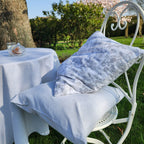 Housse de coussin blanc et gris clair pour décoration maison de charme campagne chic