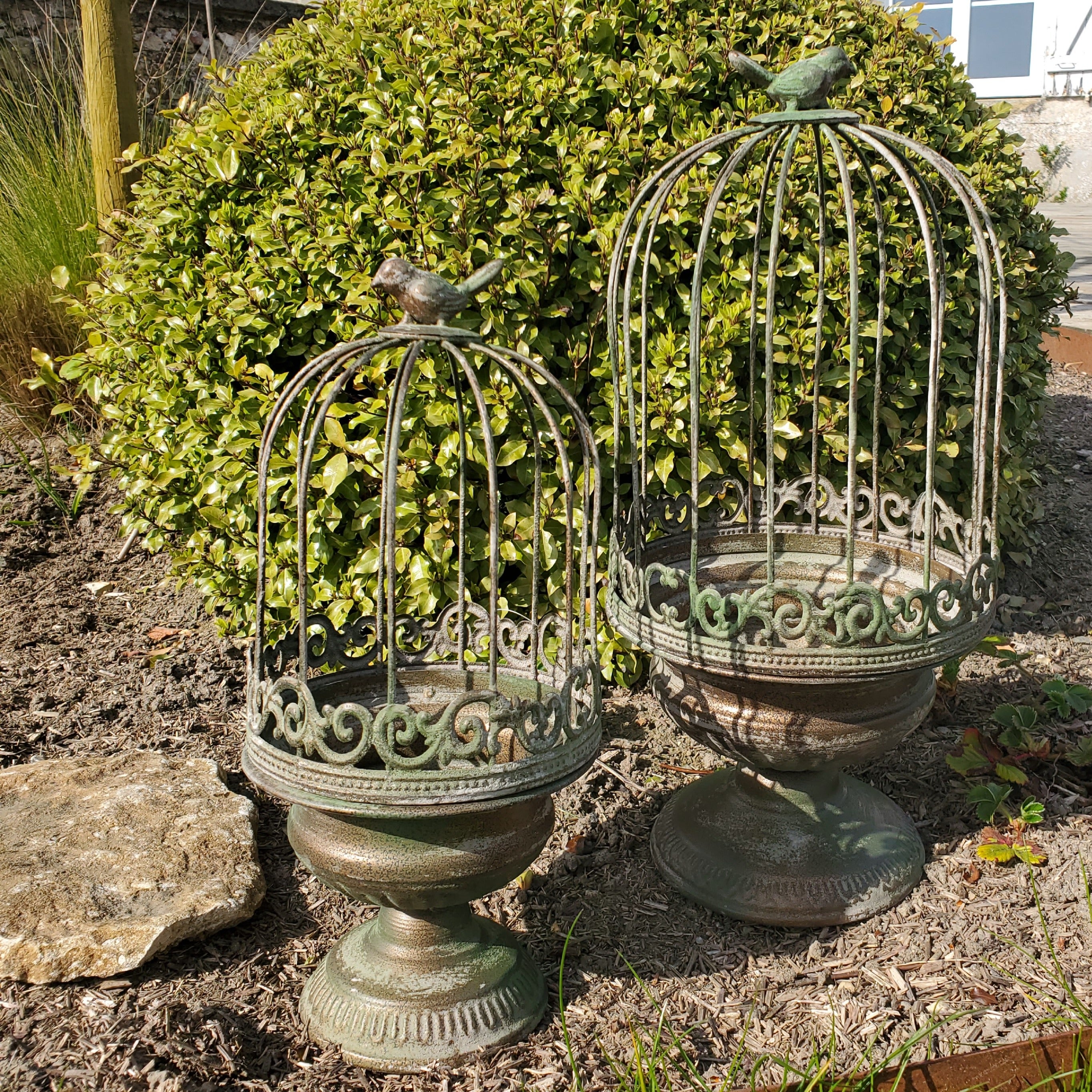 Jardinière cage en métal verte pour plantes ambiance jardin bucolique maison de charme