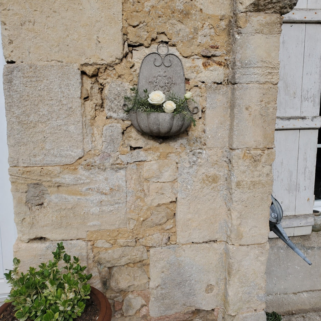 Jardinière décorative murale en métal patiné avec ornements et motif floral, décoration maison de charme.