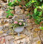Jardinière en métal gris patiné avec volutes et cœur décoratif, idéale pour une décoration romantique et campagne chic.