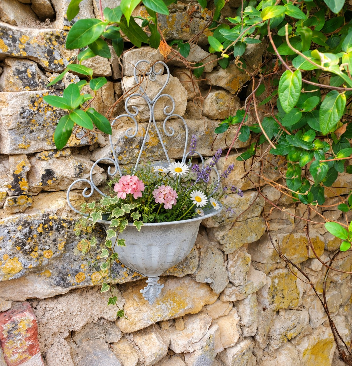 Jardinière en métal gris patiné avec volutes et cœur décoratif, idéale pour une décoration romantique et campagne chic.