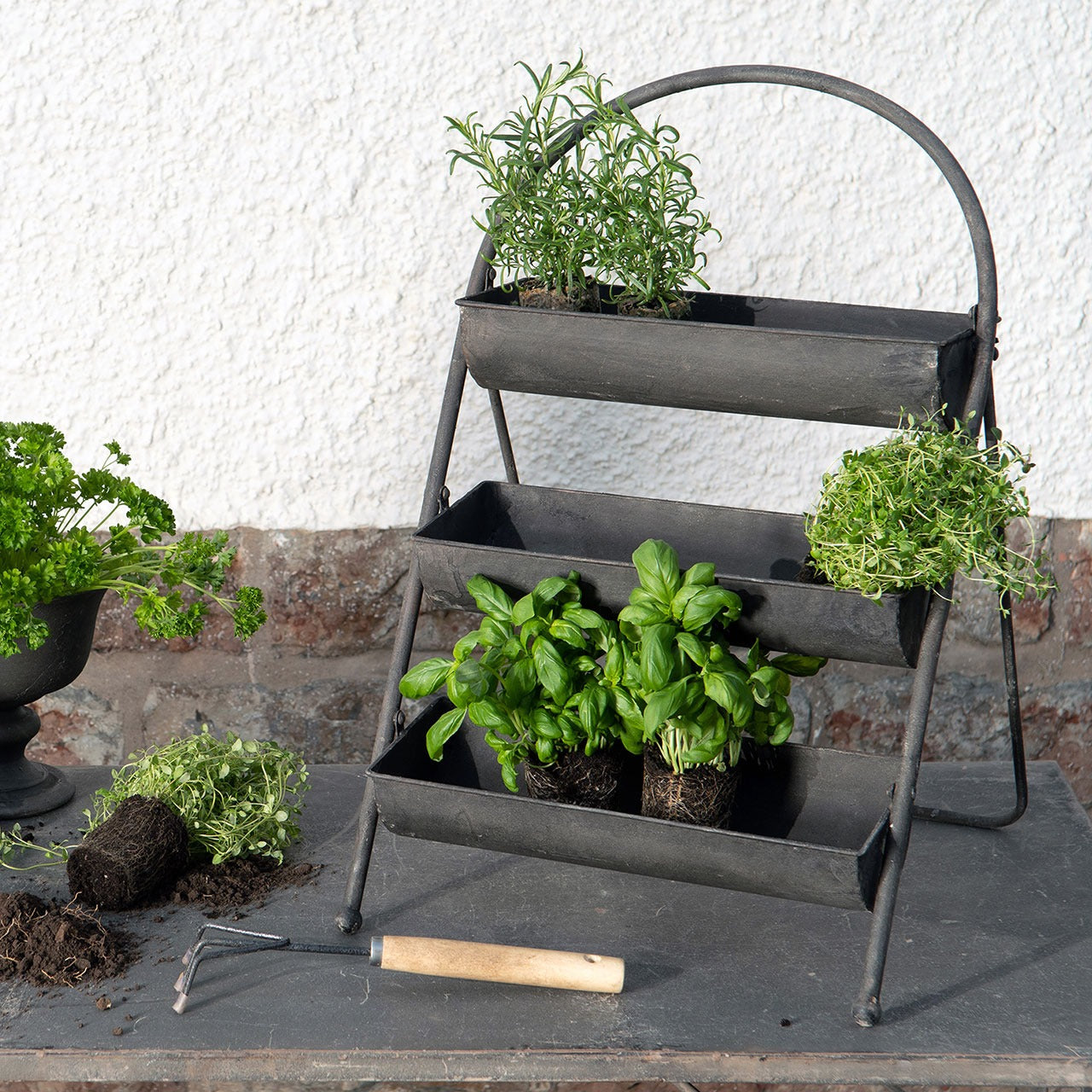 Jardinière en métal avec étagères pour plantes extérieur ambiance jardin bucolique