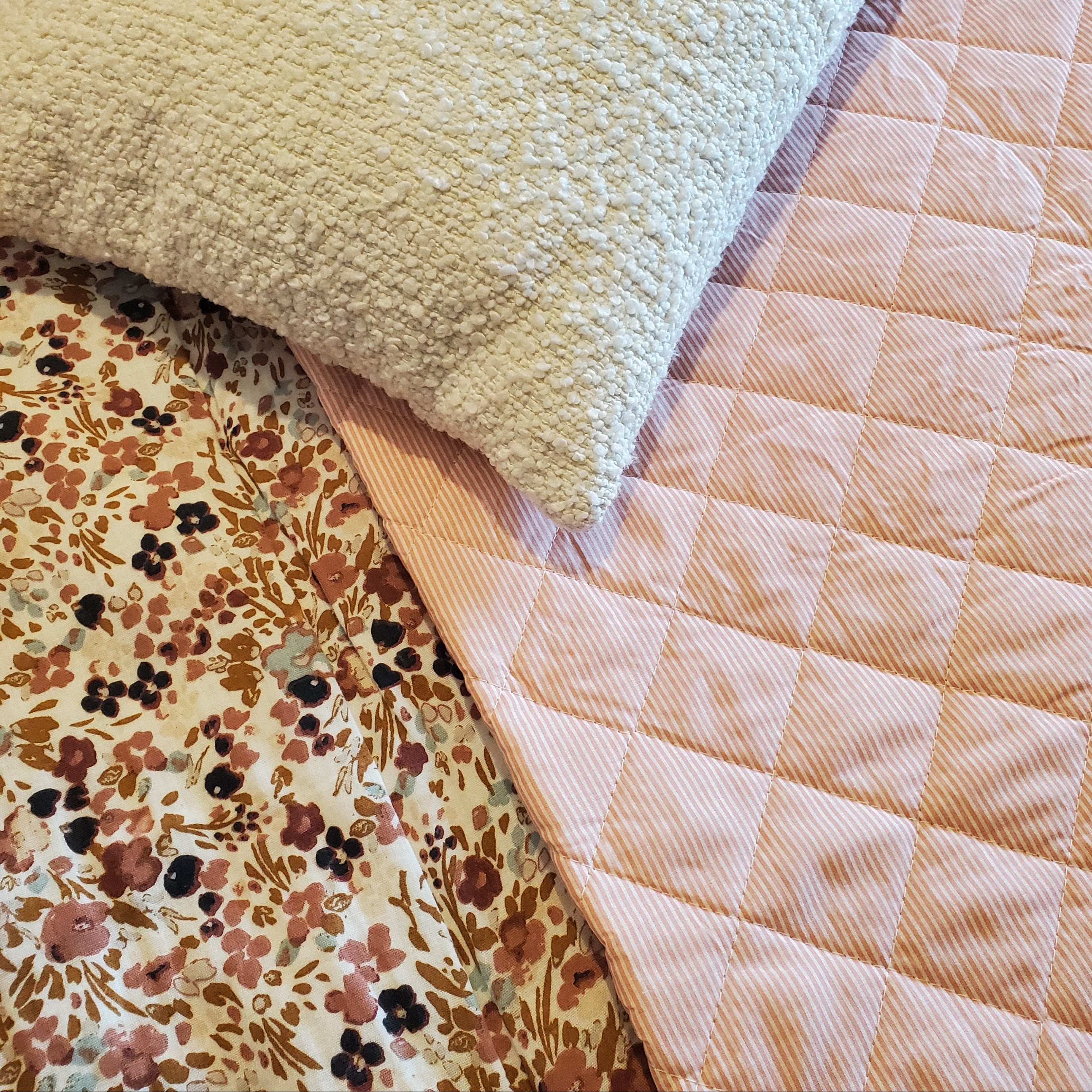 Jeté de lit en coton rayé rose et blanc, style farmhouse élégant et maison de caractère