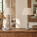 Lampe à poser grise patinée et abat-jour écru pour maison de charme