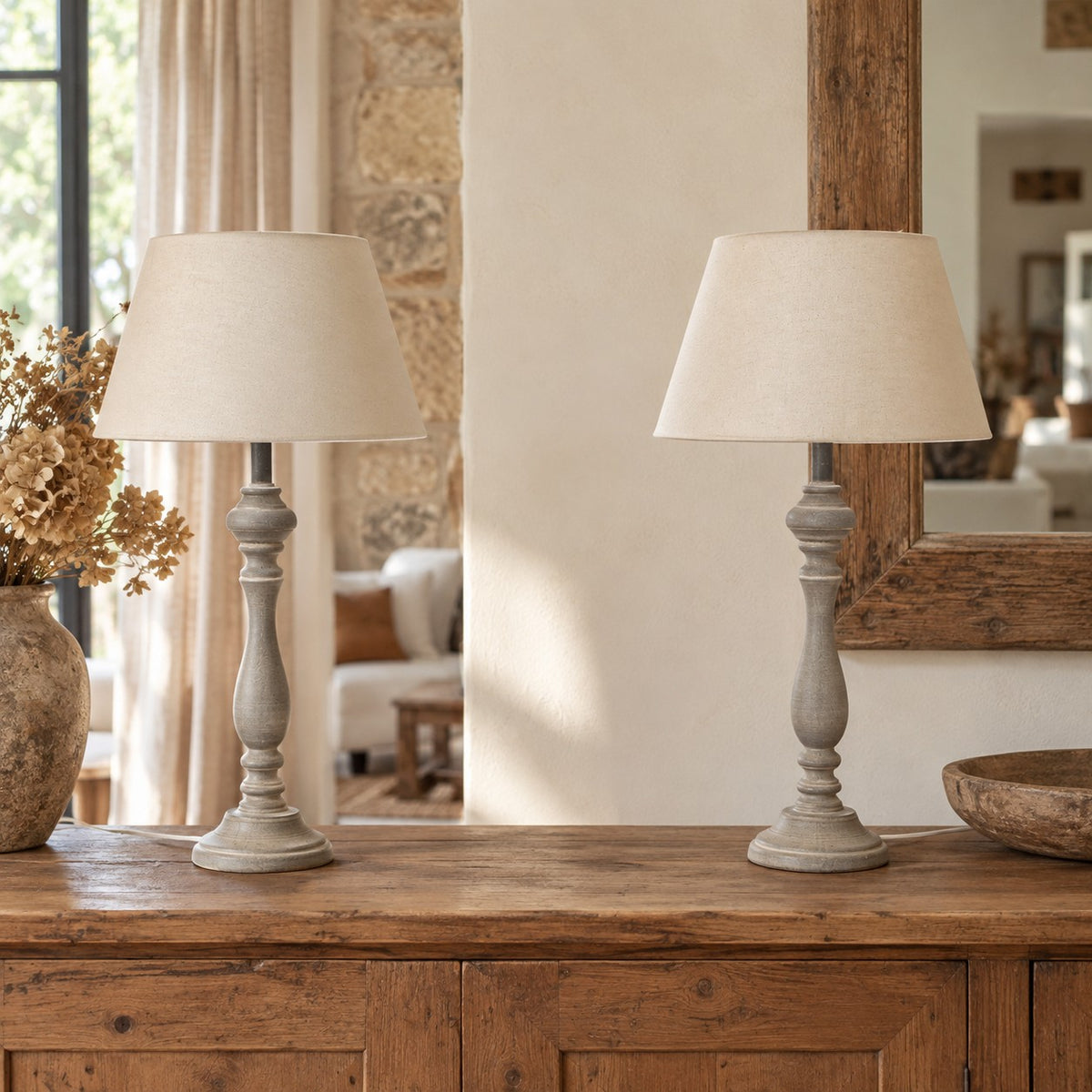Lampe à poser grise patinée et abat-jour écru pour maison de charme