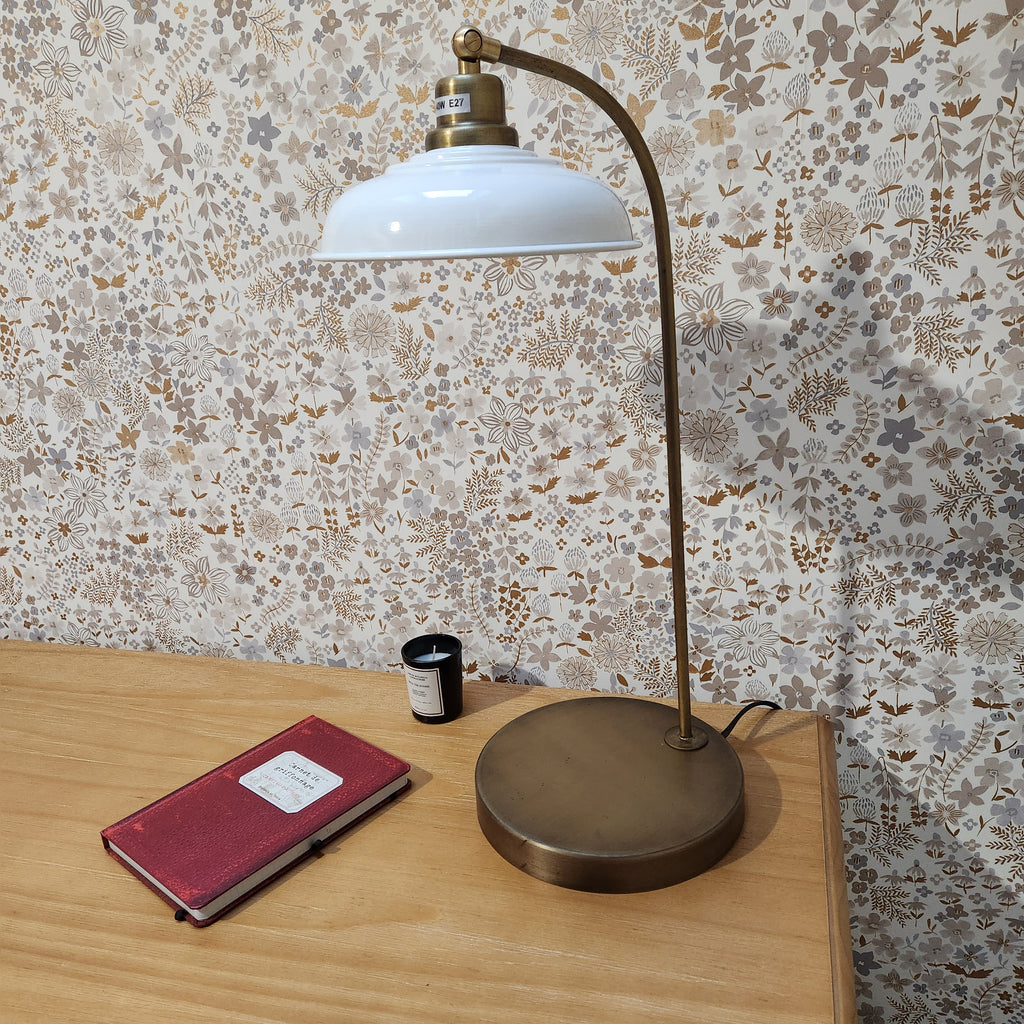 Lampe à poser blanche sur console ou commode, décoration intérieure campagne chic maison de famille