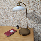 Lampe à poser blanche sur console ou commode, décoration intérieure campagne chic maison de famille