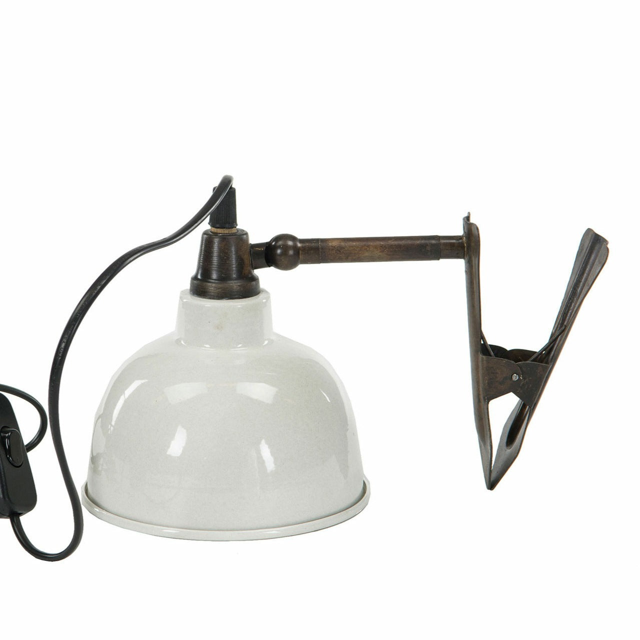 Lampe à clip en métal émaillé blanc fixée sur étagère, style campagne chic et maison de charme
