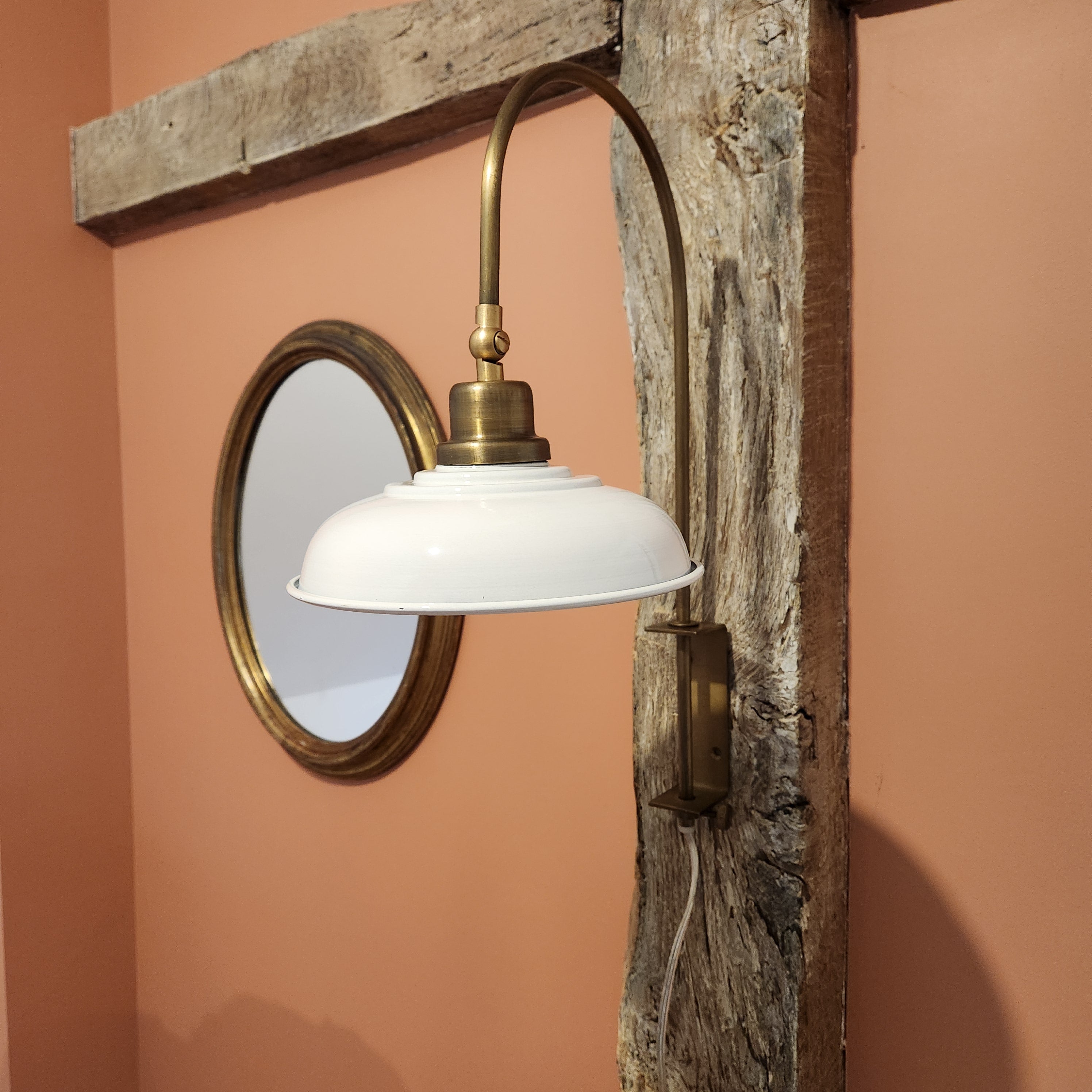 Lampe murale blanche en métal émaillé style vintage pour décoration intérieure campagne chic