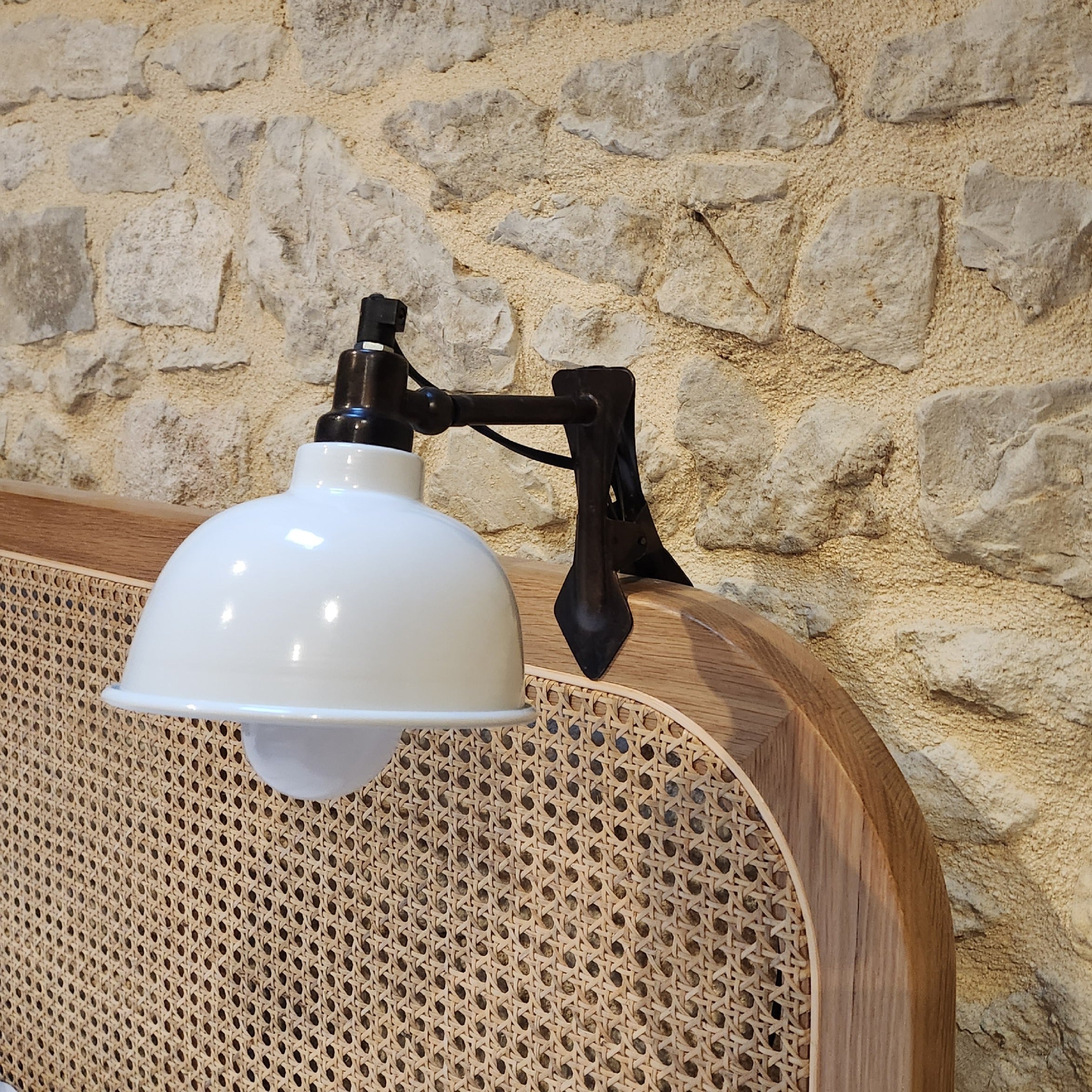 Lampe à pince en métal blanc avec abat-jour émaillé, style farmhouse et décoration intérieure