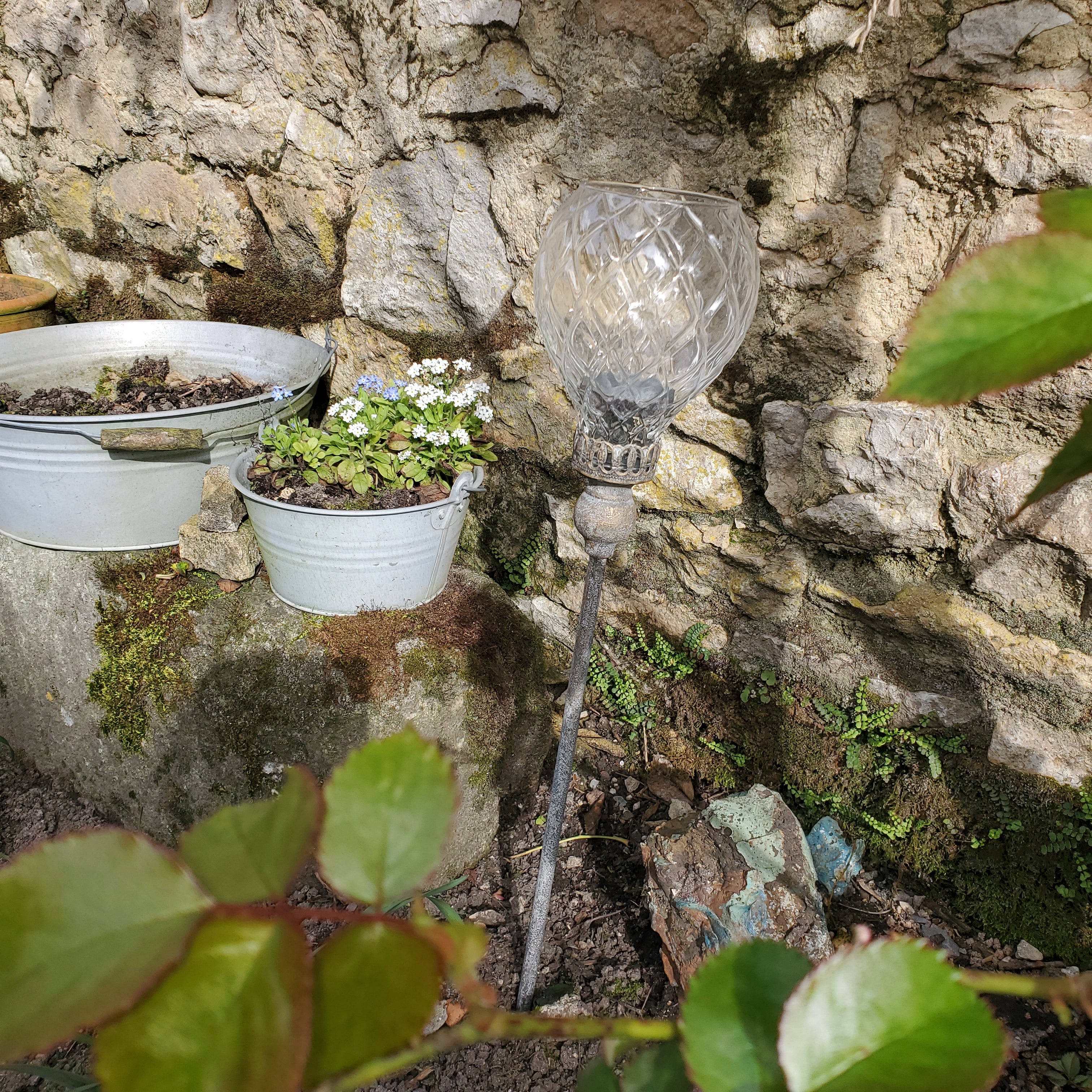 Lanterne de jardin sur pique avec bougie pour éclairage extérieur ambiance romantique campagne chic