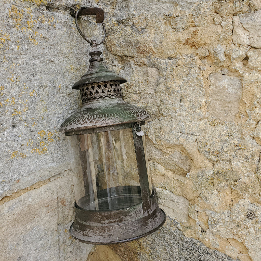Lanterne verte avec bougie pour ambiance romantique extérieure style English cottage