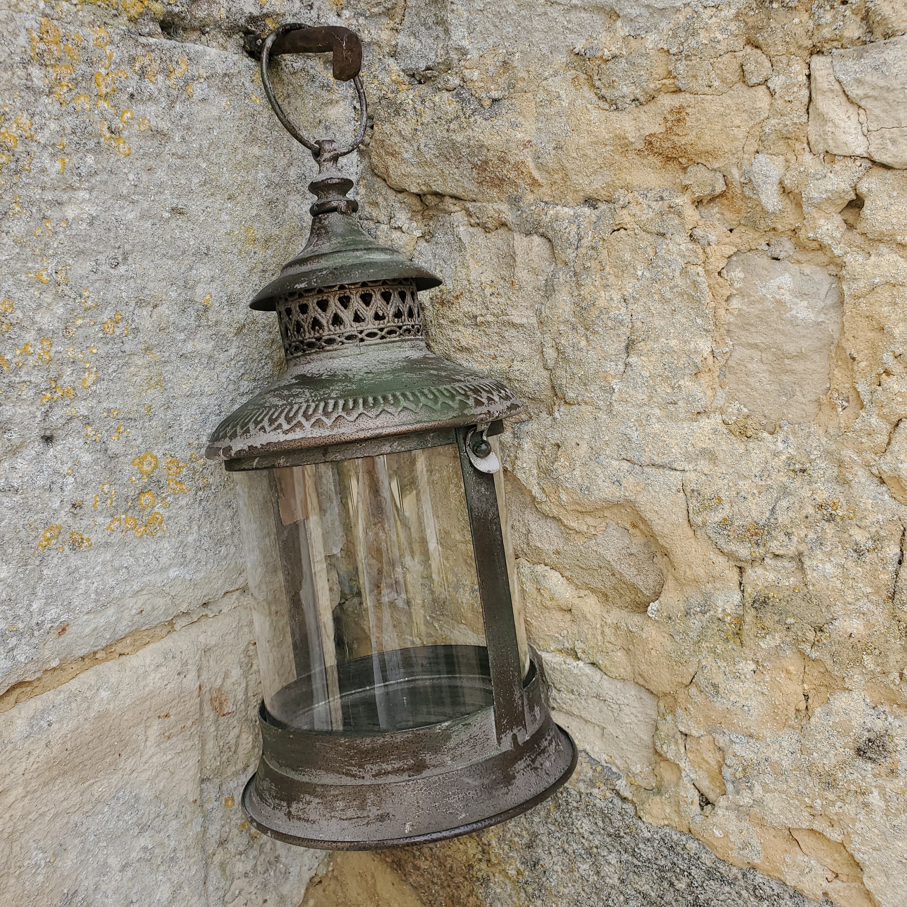 Lanterne verte avec bougie pour ambiance romantique extérieure style English cottage