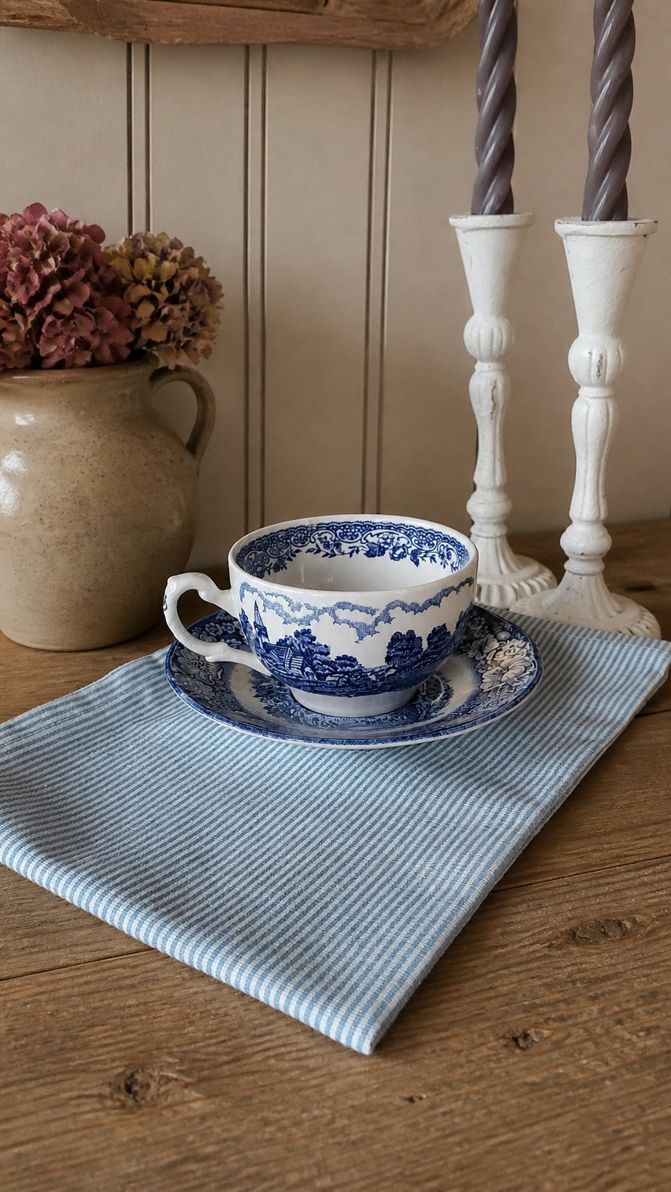 Linge de cuisine en coton bleu ciel et blanc rayé, ambiance maison de famille et décoration farmhouse chic