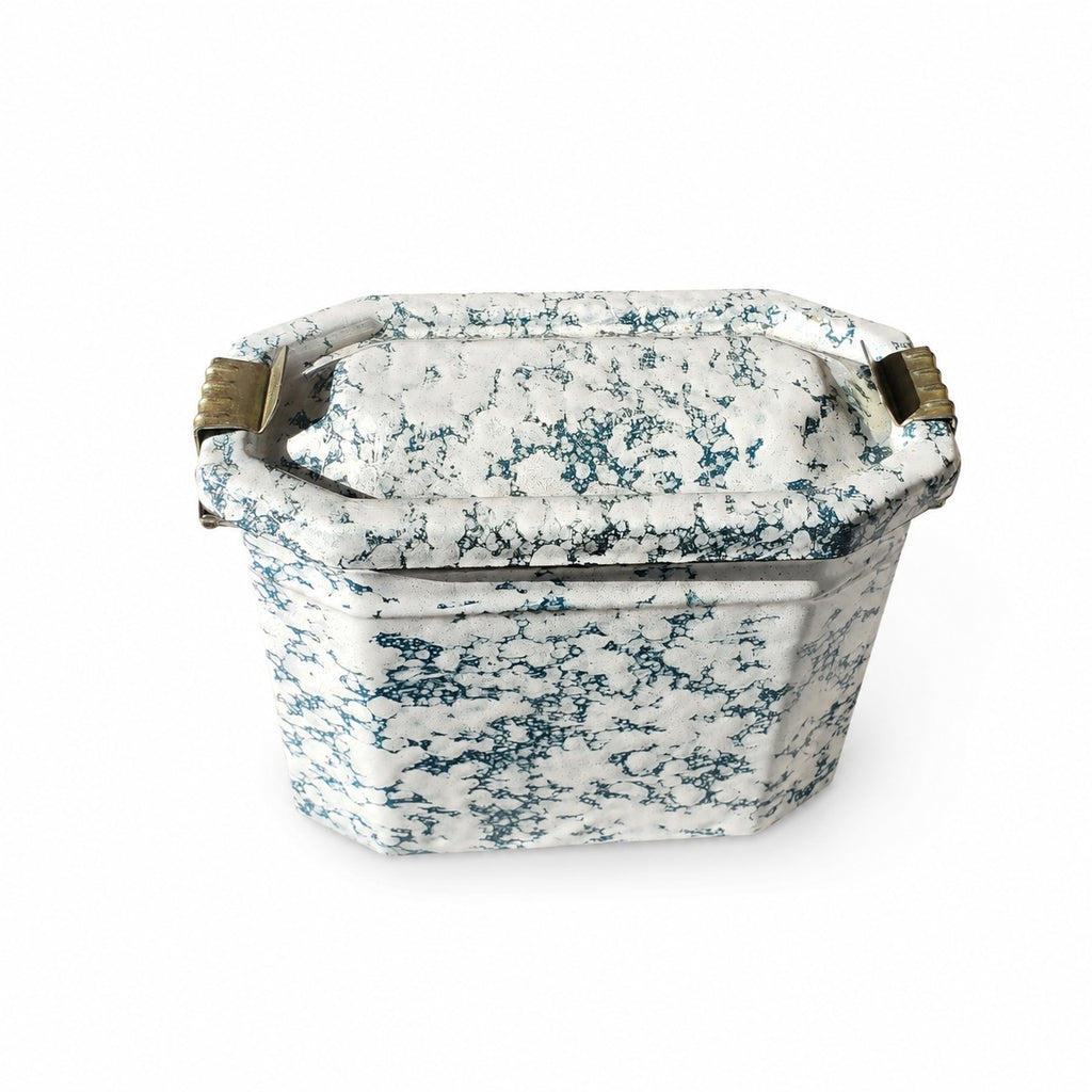 Lunch box ancienne en métal émaillé marbré blanc et bleu avec compartiment intérieur amovible, objet de brocante vintage