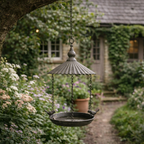 Mangeoire à oiseaux en métal suspendue dans jardin English cottage ambiance naturelle et authentique