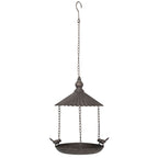 Mangeoire à oiseaux suspendue en métal dans jardin style campagne chic maison de charme