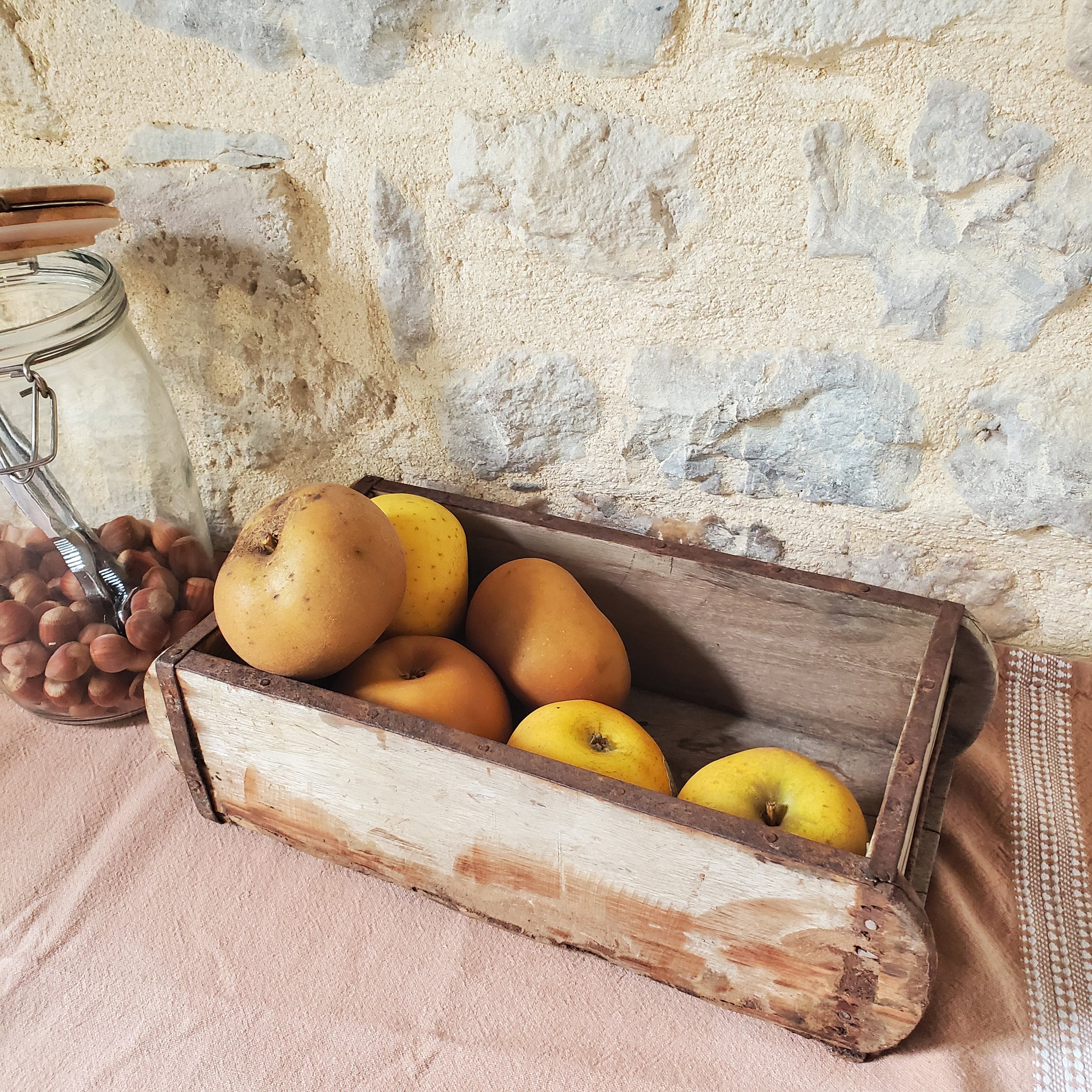 Ancien moule à brique en bois patiné et fer, objet décoratif farmhouse et maison de charme