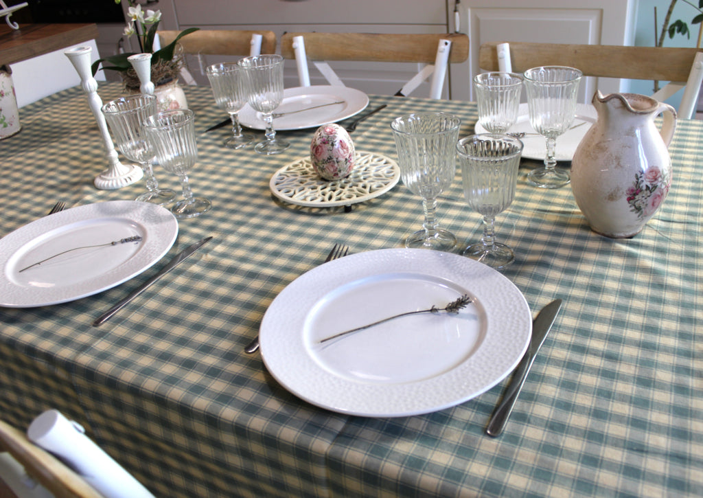 Très belle nappe rectnagulaire vichy vert sauge - esprit campagne chic et maison de famille - Comptoir de Famille - Maison Ysance