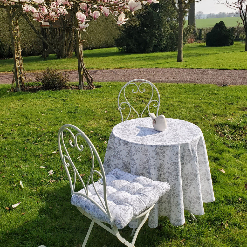 Nappe ronde blanc et gris pour table de cuisine esprit maison de charme campagne chic