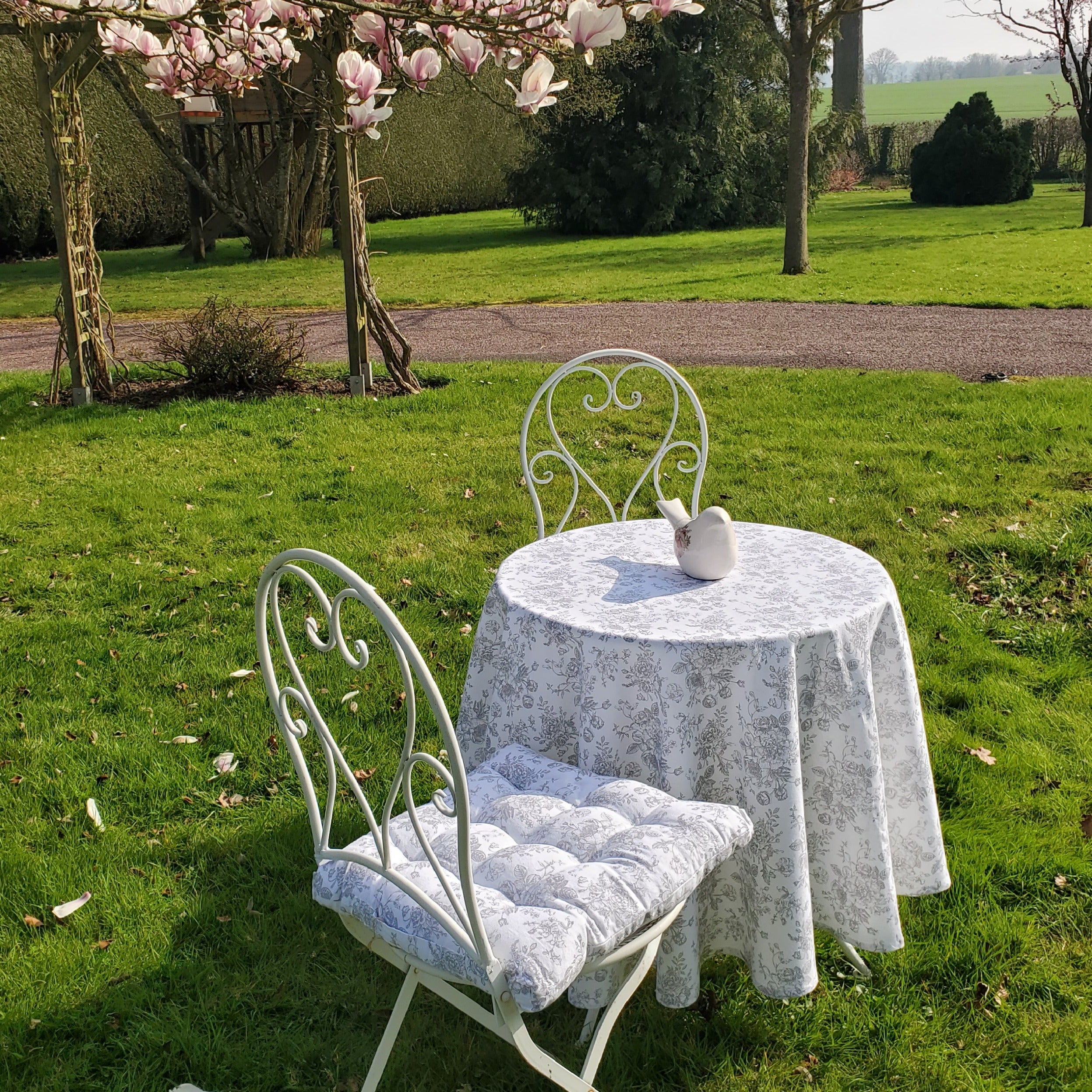 Nappe ronde blanc et gris pour table de cuisine esprit maison de charme campagne chic