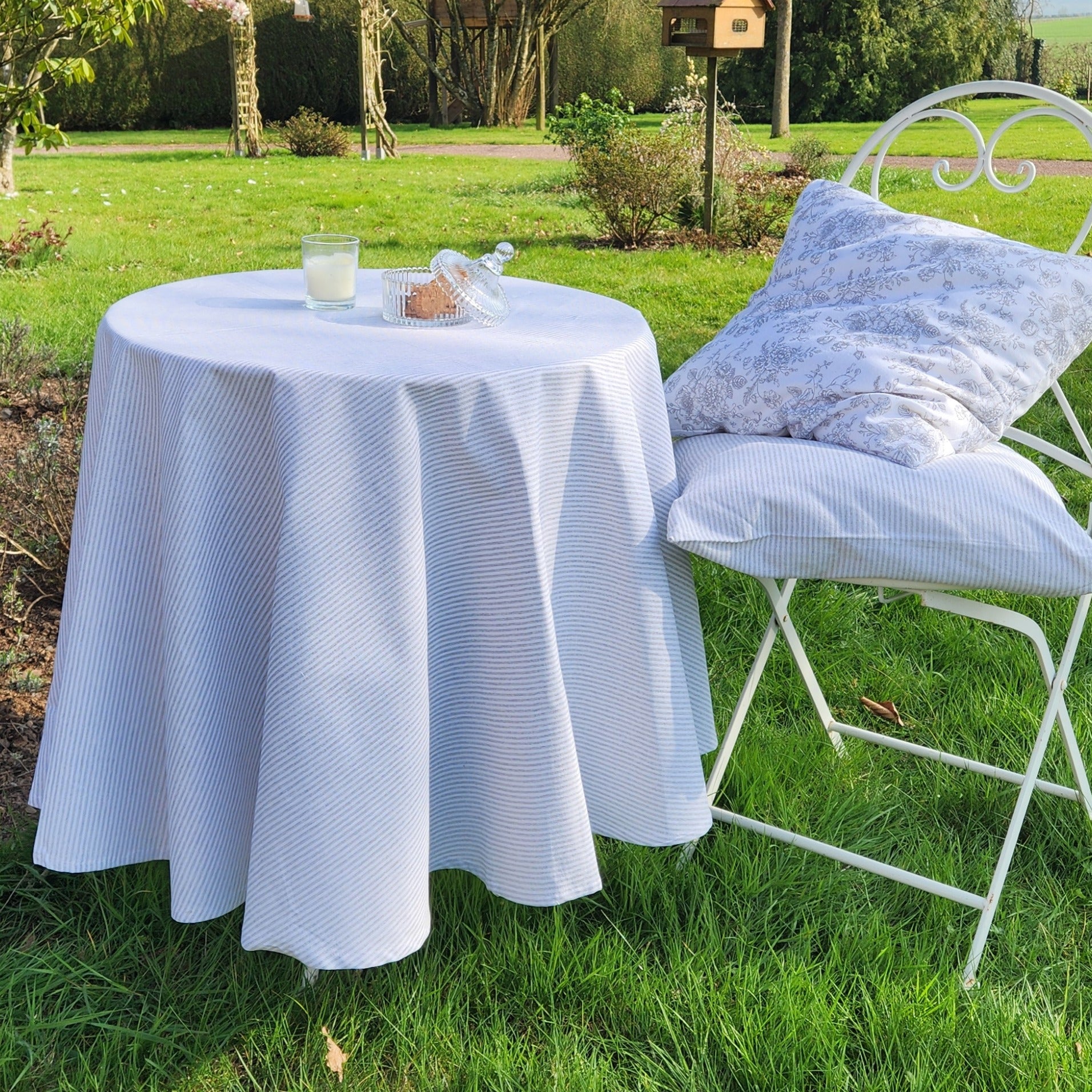 Nappe de table ronde gris et blanc pour cuisine ou salle à manger style maison de charme