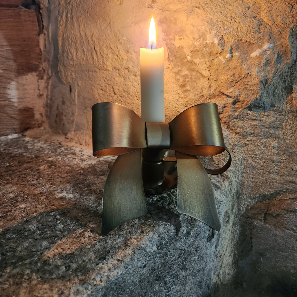 Nœud magnétique en laiton fixé sur un bougeoir, décoration farmhouse et maison de caractère