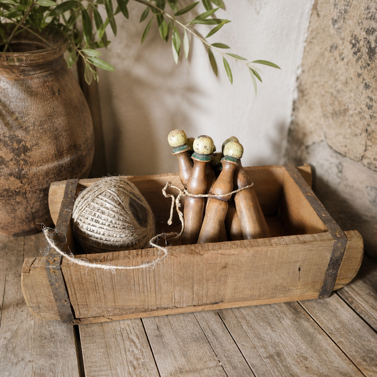Moule à brique vintage en bois patiné dans une ambiance campagne chic, maison de famille et décoration authentique