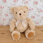 Ours en peluche beige noisette pour décoration intérieure, ambiance chaleureuse et maison de charme.