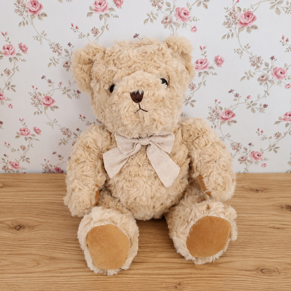 Ours en peluche beige noisette pour décoration intérieure, ambiance chaleureuse et maison de charme.